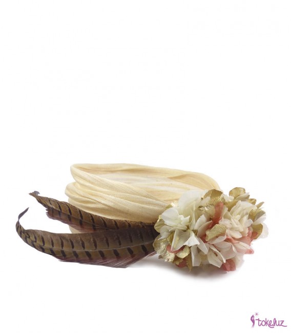 Banda turbante de flores preservadas con plumas faisán