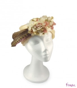 Banda turbante de flores preservadas con plumas faisán